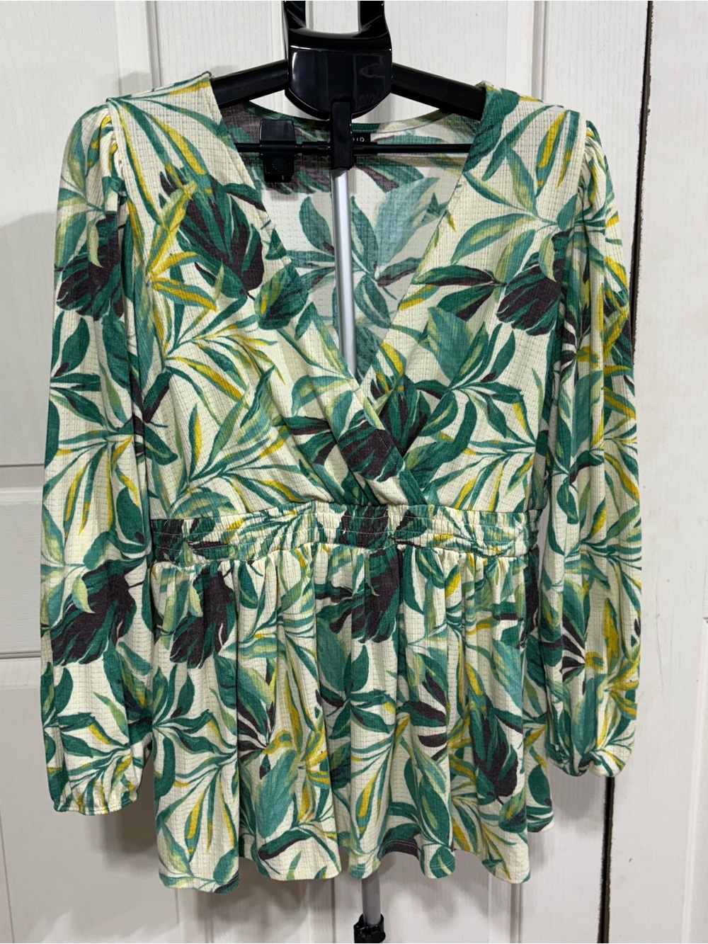 Torrid Women's Palm Print Blouse V-Neck Size 2 Green White Yellow